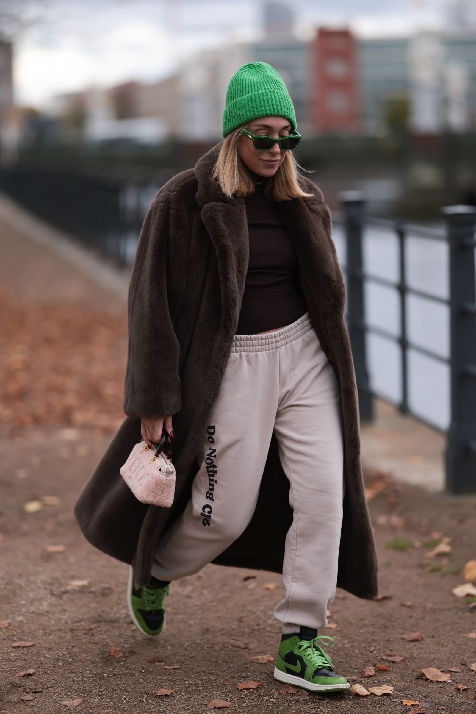 Beige Sweatpants with Faux Fur Coat for Autumn Beige Sweatpants with Faux Fur Coat for Autumn β Sweatpants Outfits