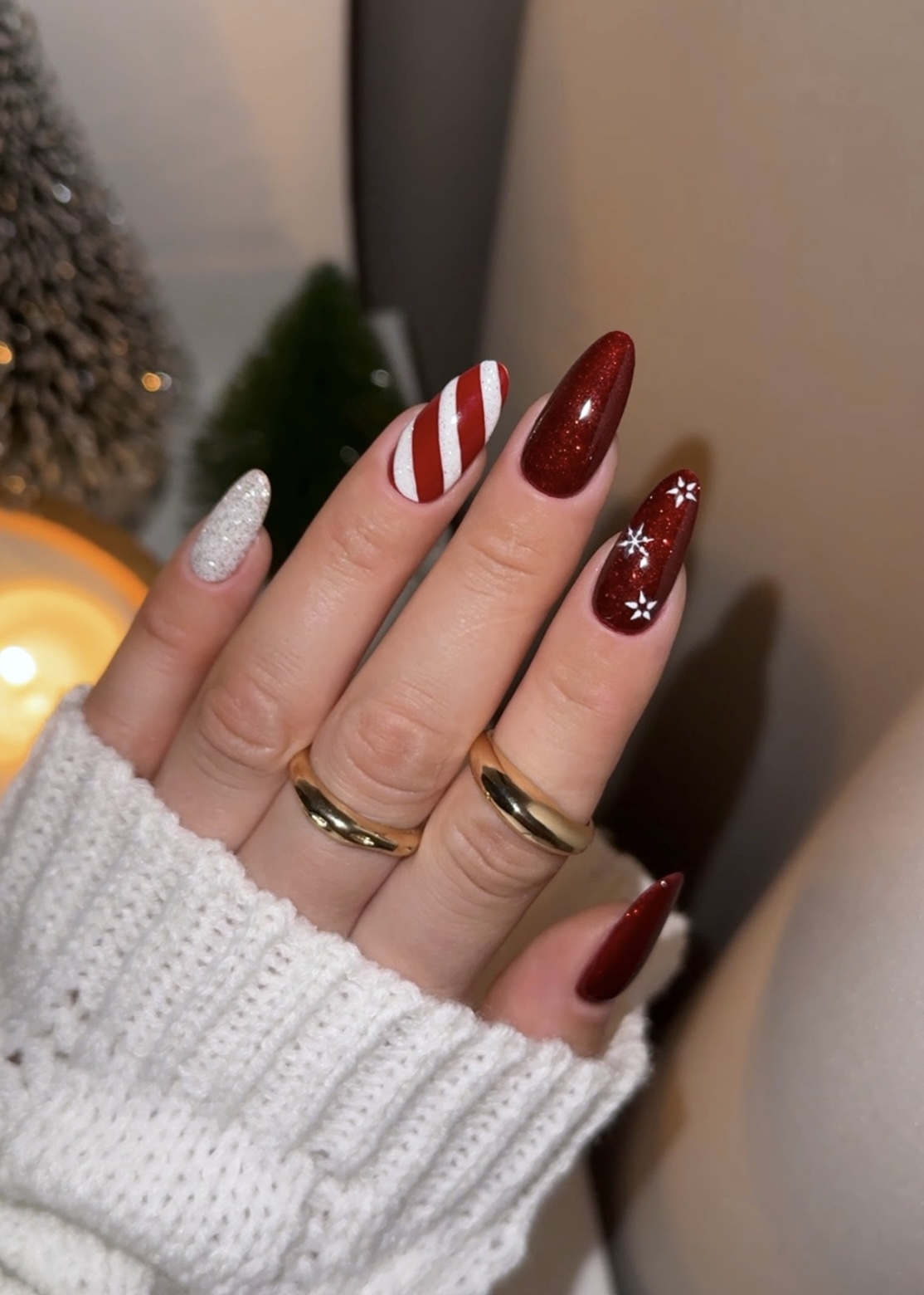 One Hand Visual Idea — Minimalist Christmas Nails 2026