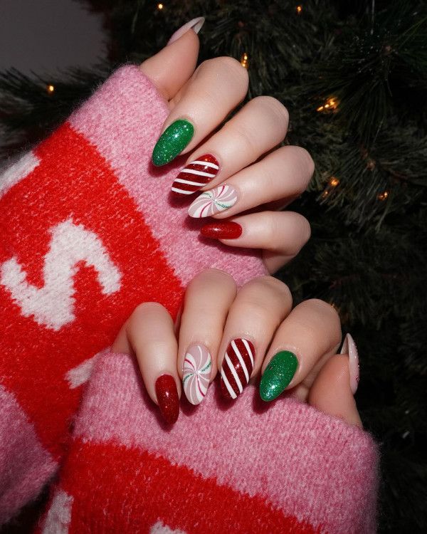 Both Hands Close-Up Visual Idea Both Hands Close-Up Visual Idea β Christmas Nails 2026