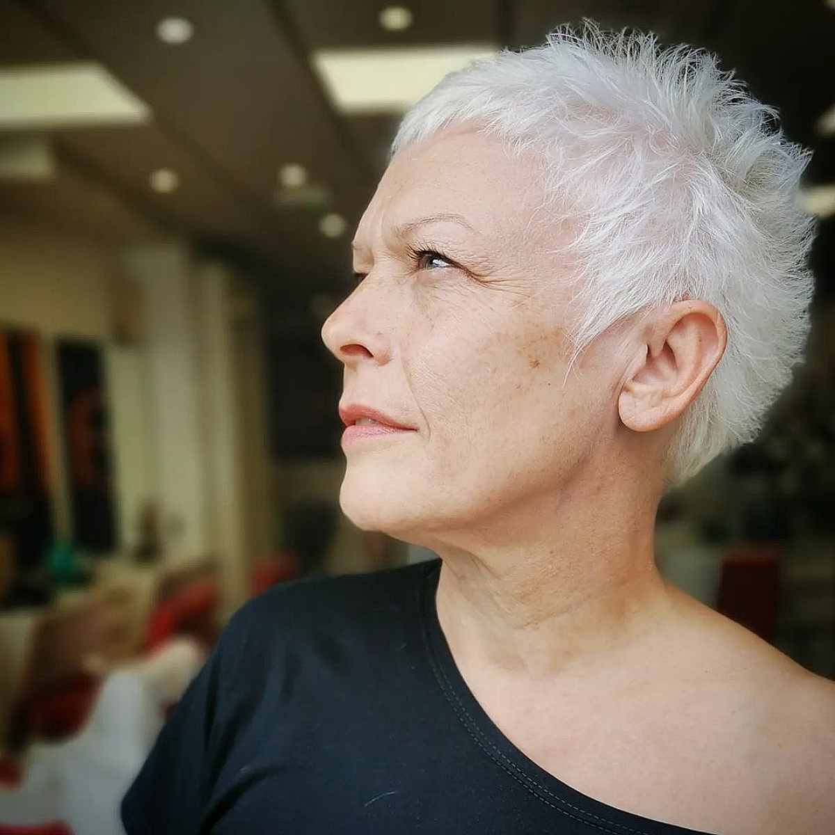 уши Tousled Silver White Pixie — Winter Hairstyles for Women Over 60