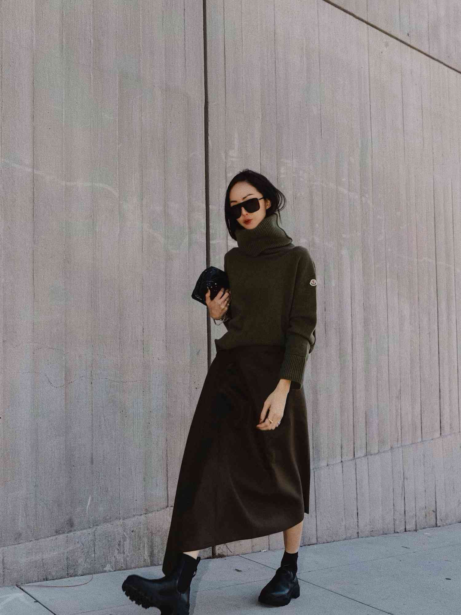 Dark Green Turtleneck with Flowing Skirt for an Elegant Brunch Dark Green Turtleneck with Flowing Skirt for an Elegant Brunch β Winter Brunch Outfits
