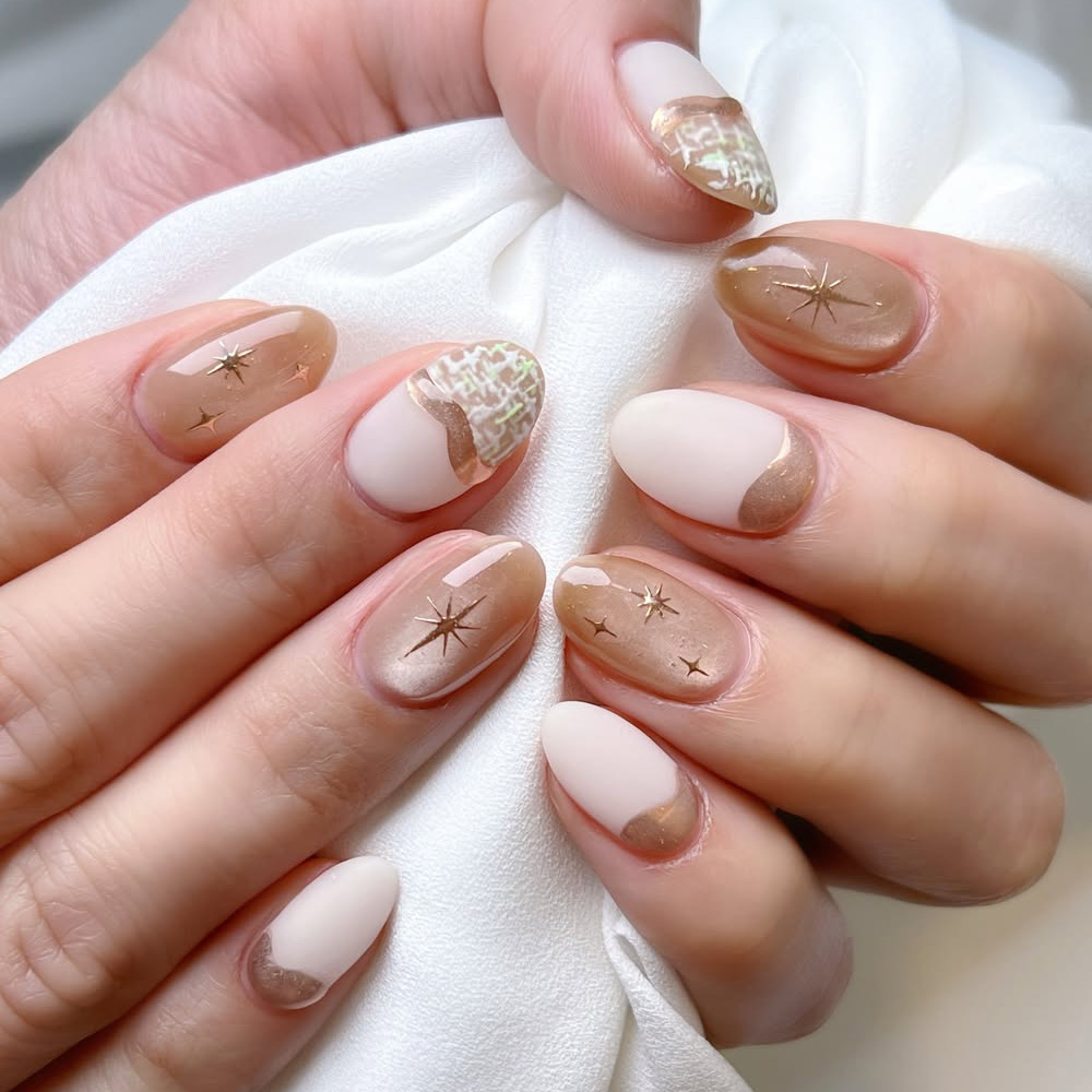 Short Oval Nude Gold Glitter Stars — Winter Nail Designs