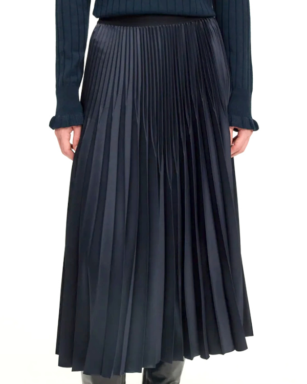 Casual Evening Dark Blue Pleated Midi Skirt with Ribbed Sweater Casual Evening Dark Blue Pleated Midi Skirt with Ribbed Sweater β Winter Skirt Outfits