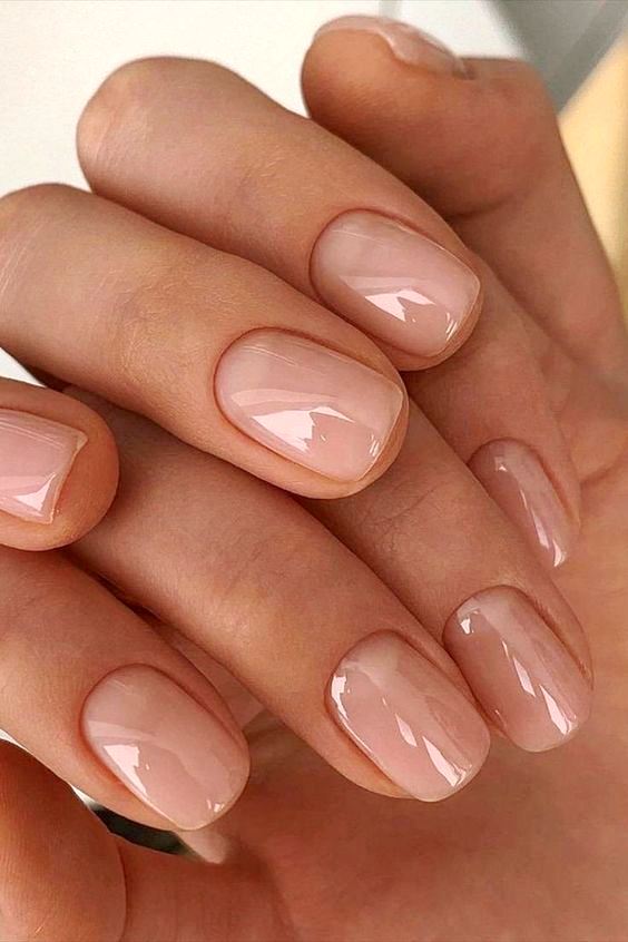 Lipgloss nails: la tendenza unghie nude per l'inverno 2023 - GLAM STYLE