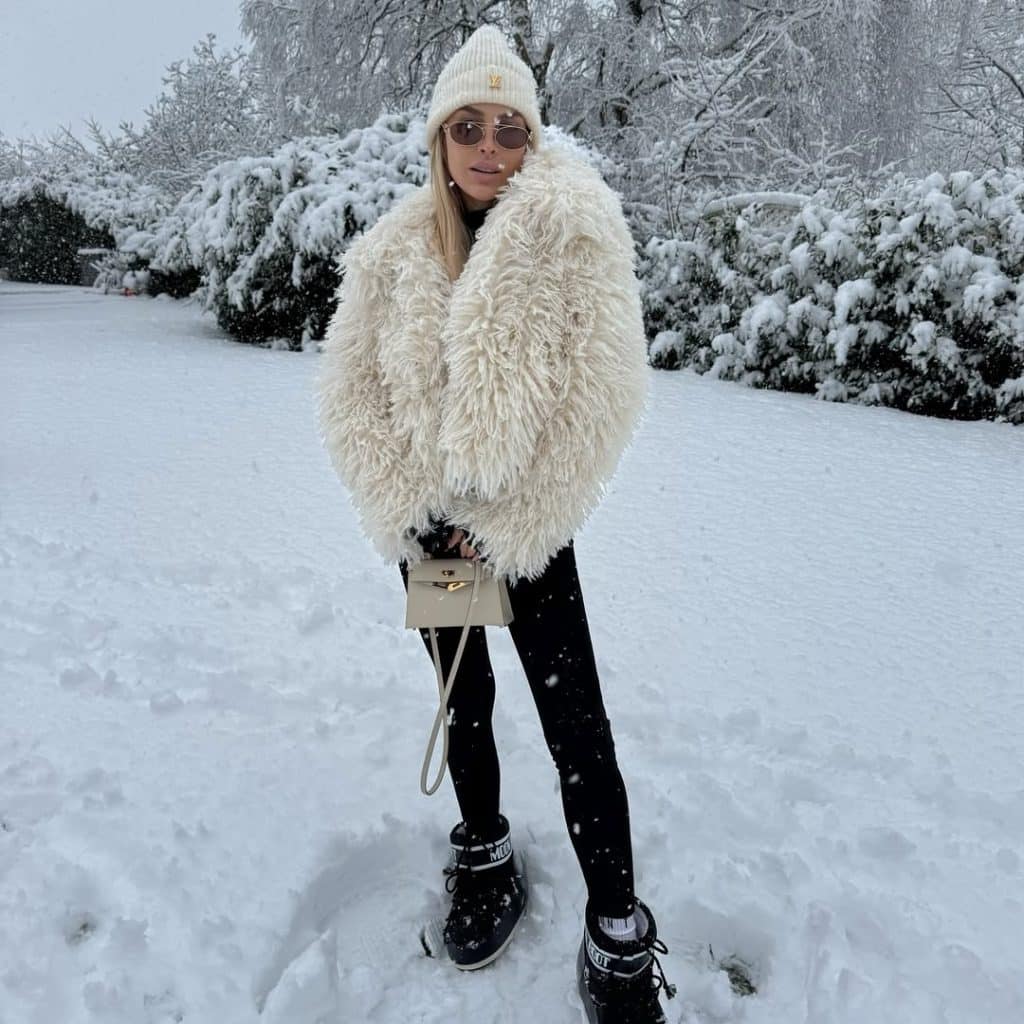 Cream Fluffy Jacket and Black Leggings for Après-Ski Cream Fluffy Jacket and Black Leggings for Après-Ski — Ski Outfits