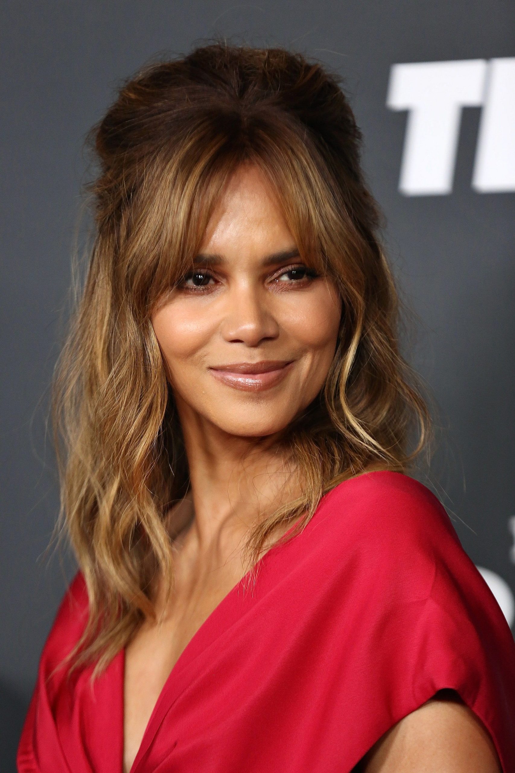 Honey Blonde Half-Up with Wispy Bangs Honey Blonde Half-Up with Wispy Bangs β Winter Haircuts for Women
