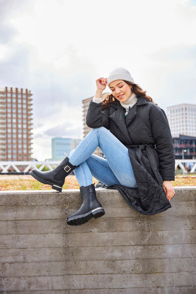 Quilted Coat and Knit Sweater with Buckle Chelsea Boots Quilted Coat and Knit Sweater with Buckle Chelsea Boots β Chelsea Boots Outfits