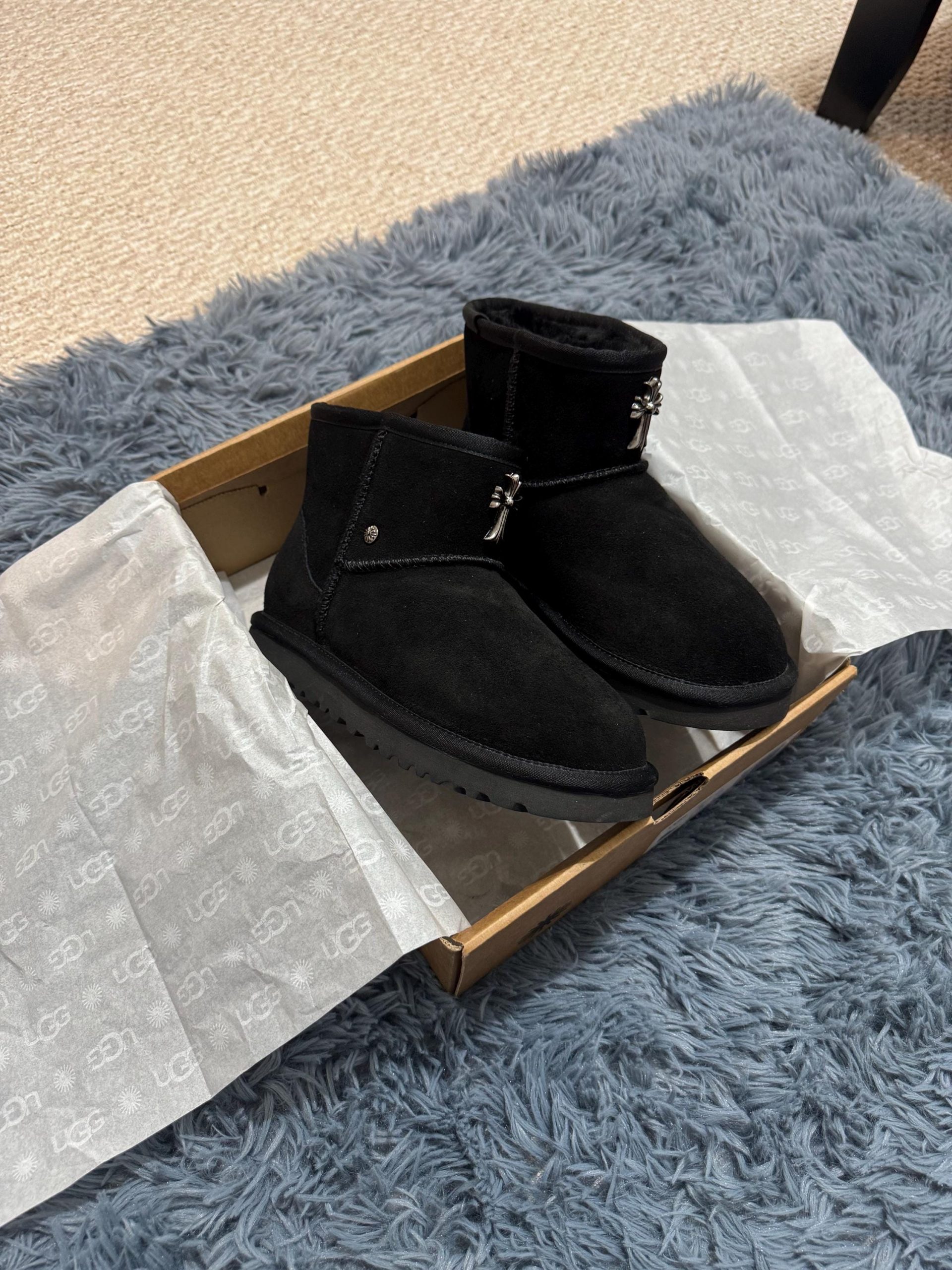 Embellished Detail: Black Ugg Boots with Silver Accent Embellished Detail: Black Ugg Boots with Silver Accent β Ugg Slippers Outfits