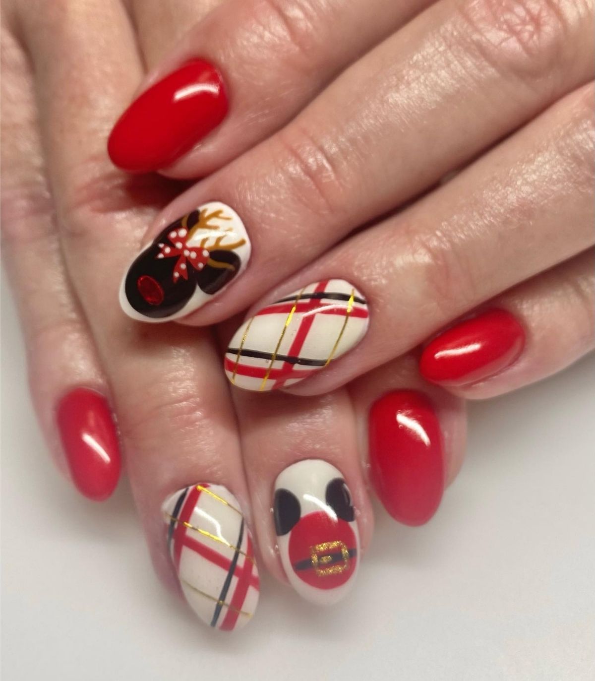Mickey Santa Plaid Oval Nails Mickey Santa Plaid Oval Nails β Disney Christmas Nails 2026