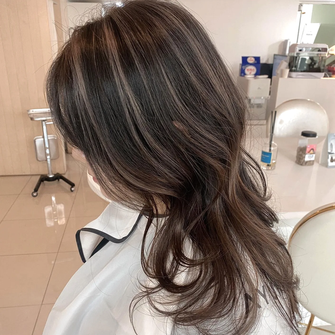 Mid-Back Waves With Ash Blonde Contrast Mid-Back Waves With Ash Blonde Contrast β Mushroom Brown Hair