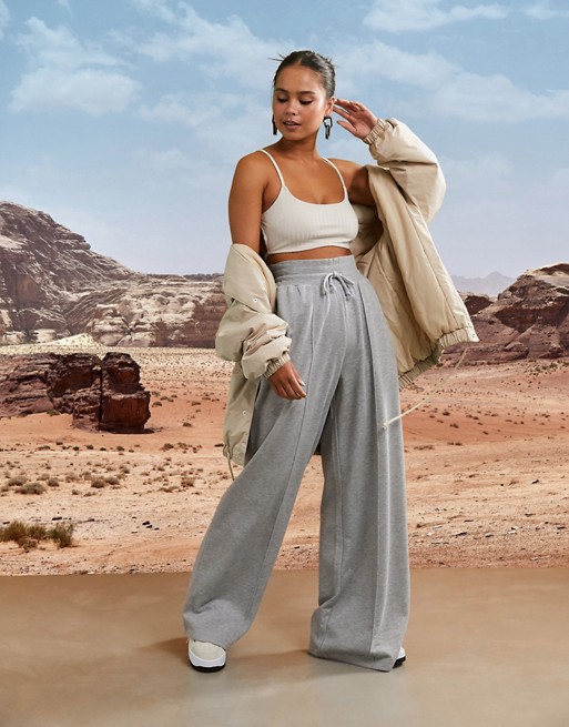 Grey Wide-Leg Sweatpants with Puffer Jacket Grey Wide-Leg Sweatpants with Puffer Jacket β Sweatpants Outfits