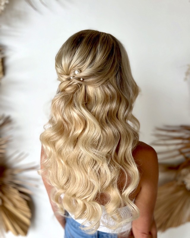 Ash Blonde With Highlights Visual Idea — Winter Half Up Half Down Hairstyles