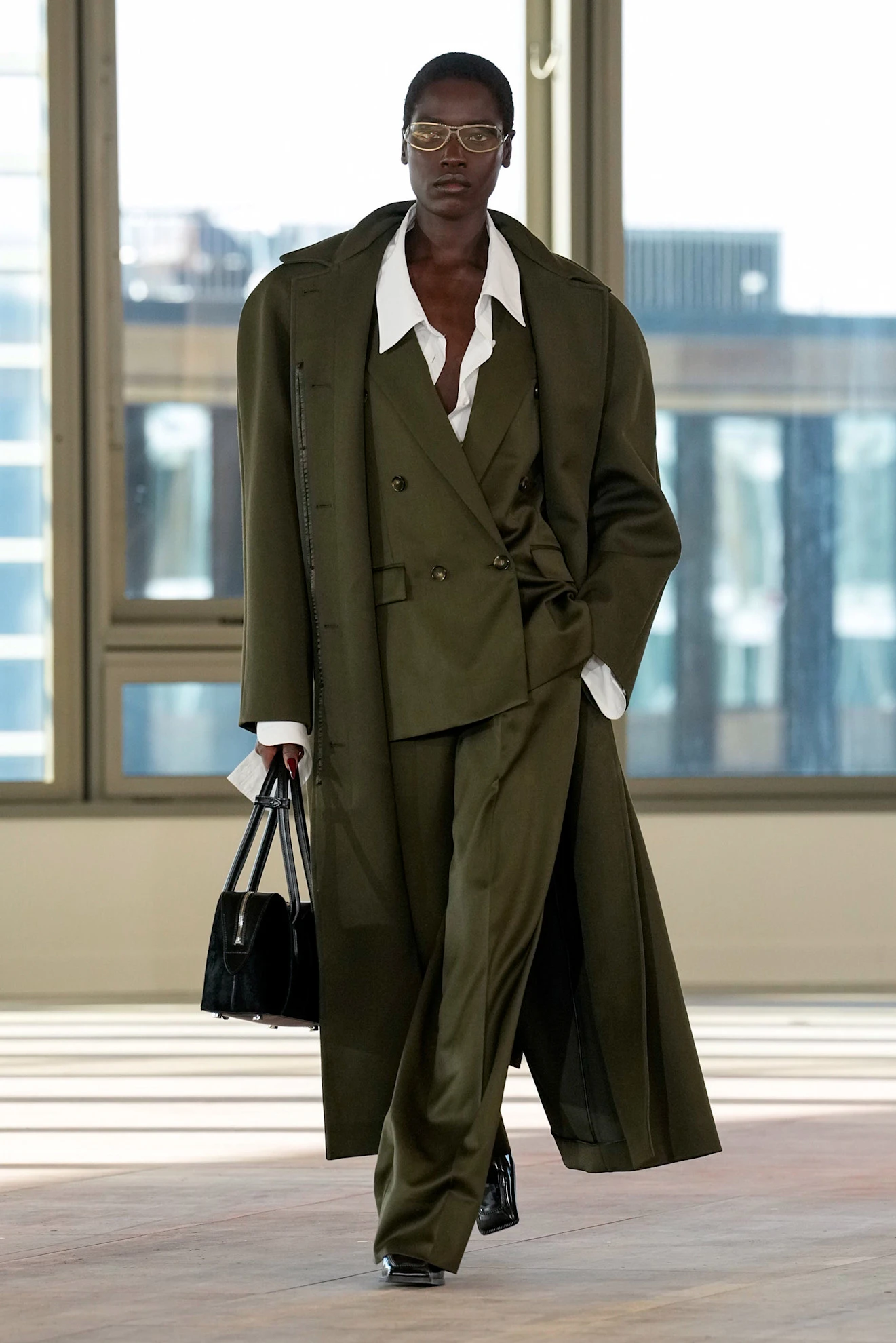 Oversized Olive Trench Coat Over a Blazer and Trousers Oversized Olive Trench Coat Over a Blazer and Trousers β Winter Work Outfits
