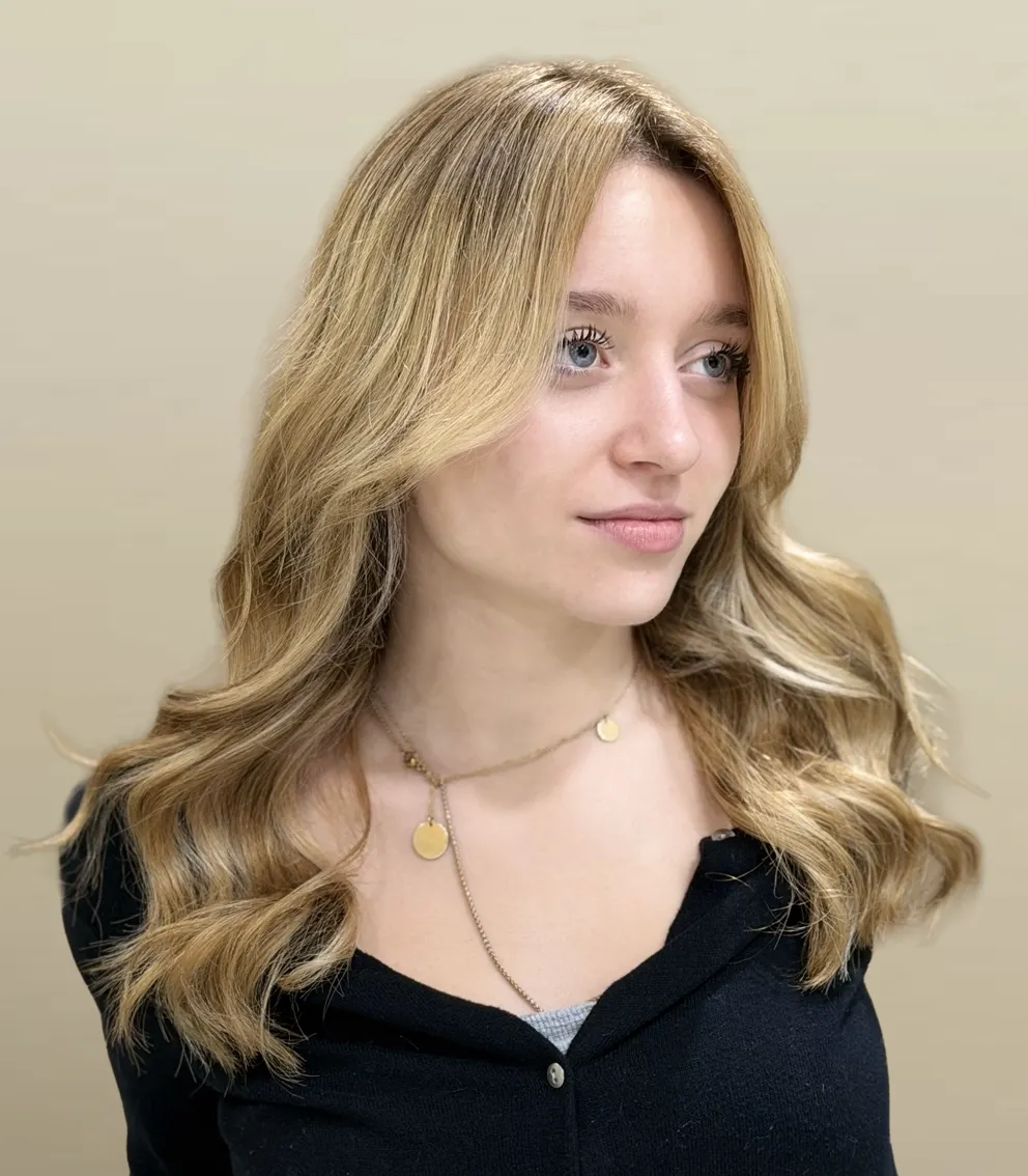 Honey Blonde Shoulder Layers Loose Waves — Winter Shoulder Length Hairstyles