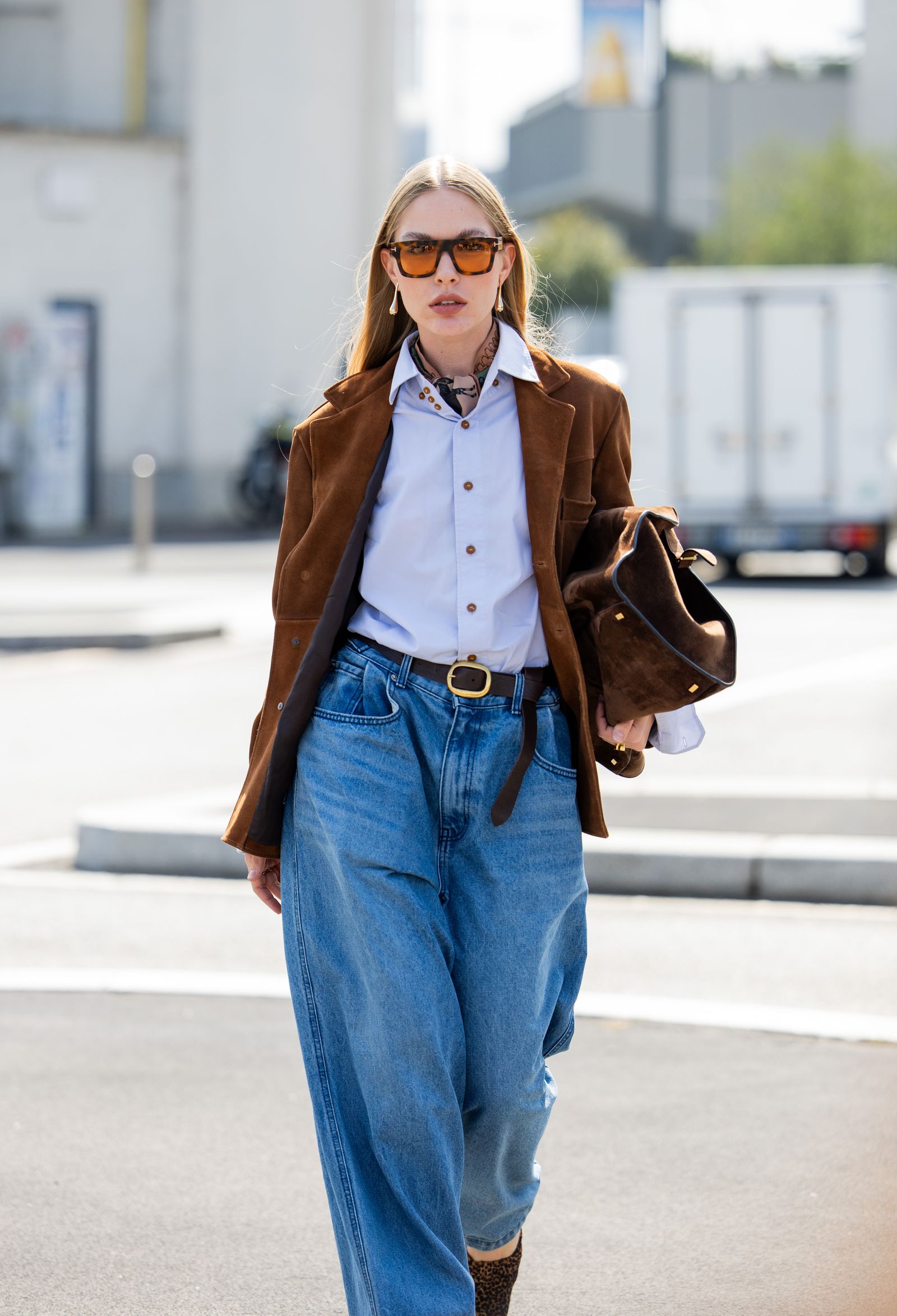 Dark Brown Pointed-Toe Shoes Structured Contrast: Suede Blazer and Light Wide Leg Jeans — Winter Outfits with Wide Leg Jeans