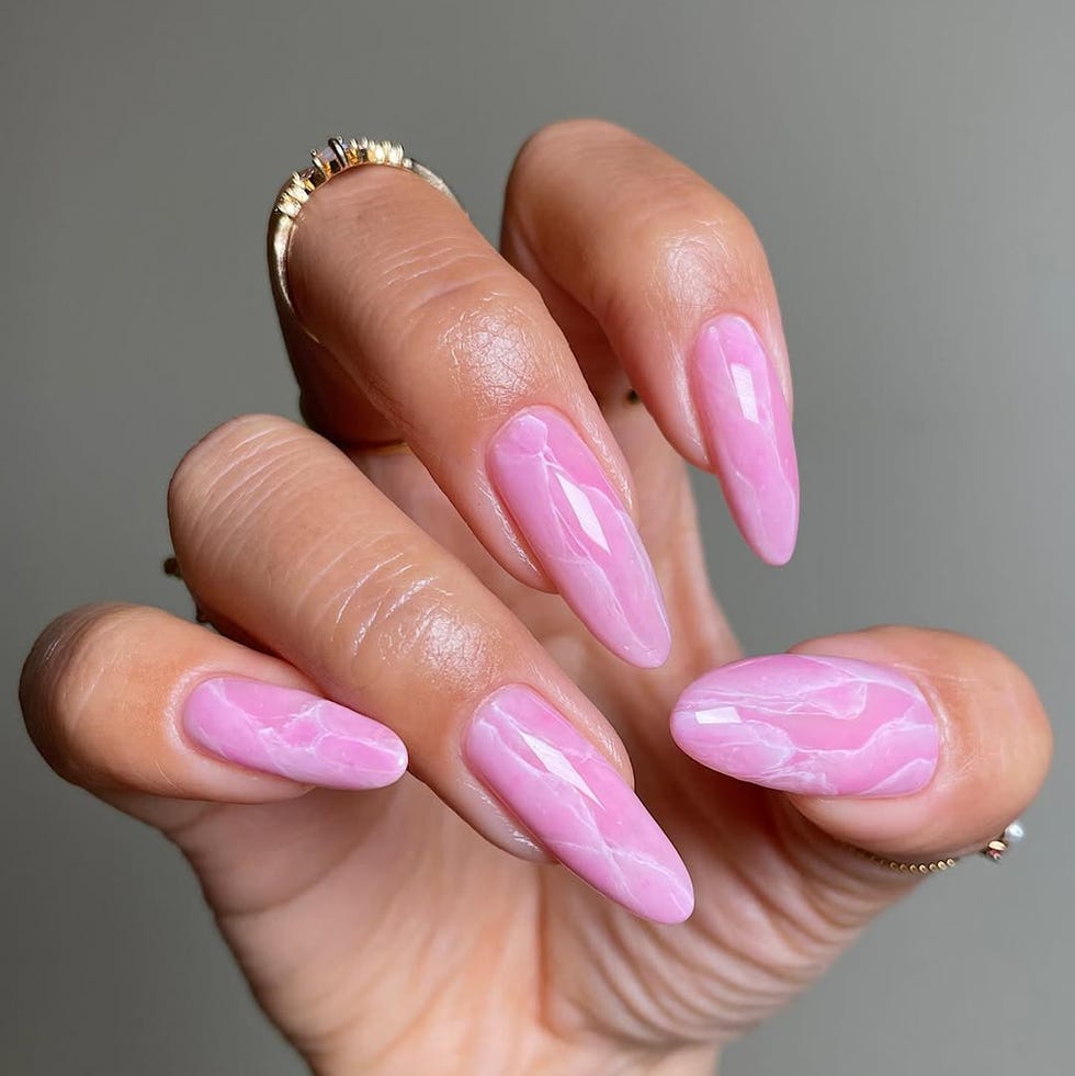 Light Pink Marble on Medium Oval Nails — Winter Marble Nails