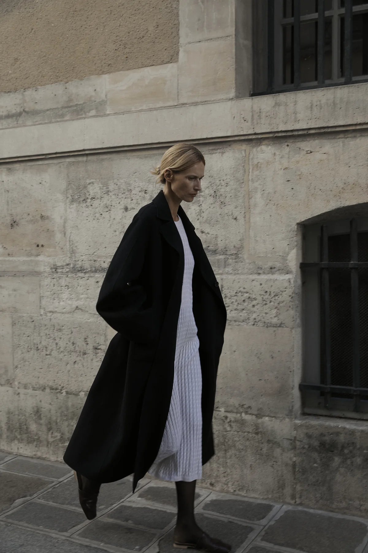 Flowing Black Wool Coat Over a White Knit Dress Flowing Black Wool Coat Over a White Knit Dress β Black Coat Outfits
