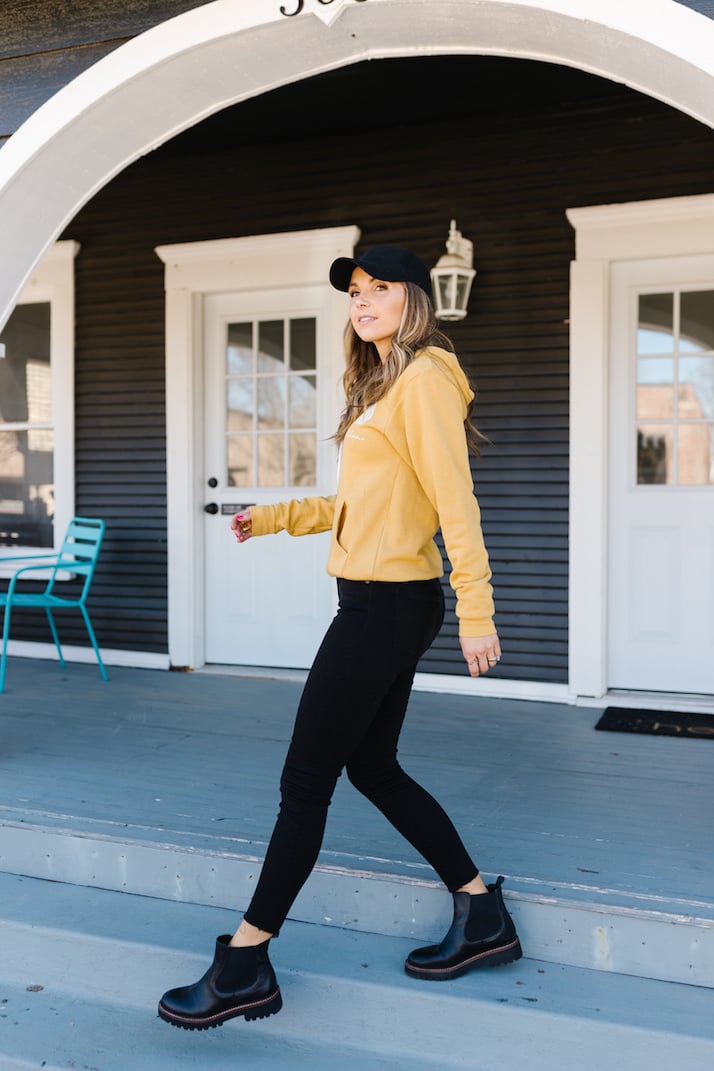 Yellow Hoodie and Skinny Jeans with Black Chelsea Boots Yellow Hoodie and Skinny Jeans with Black Chelsea Boots β Chelsea Boots Outfits