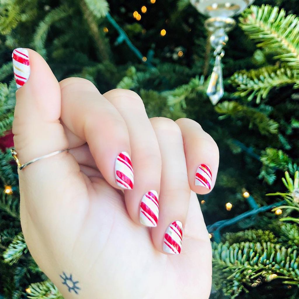 Classic Red and White Candy Cane Nails Classic Red and White Candy Cane Nails β Medium Christmas Nails 2026