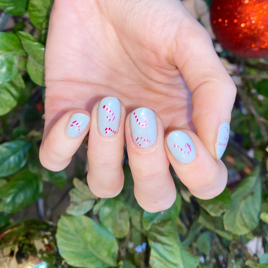 Short Oval Candy Cane Stripe Nails — Winter Nail Designs