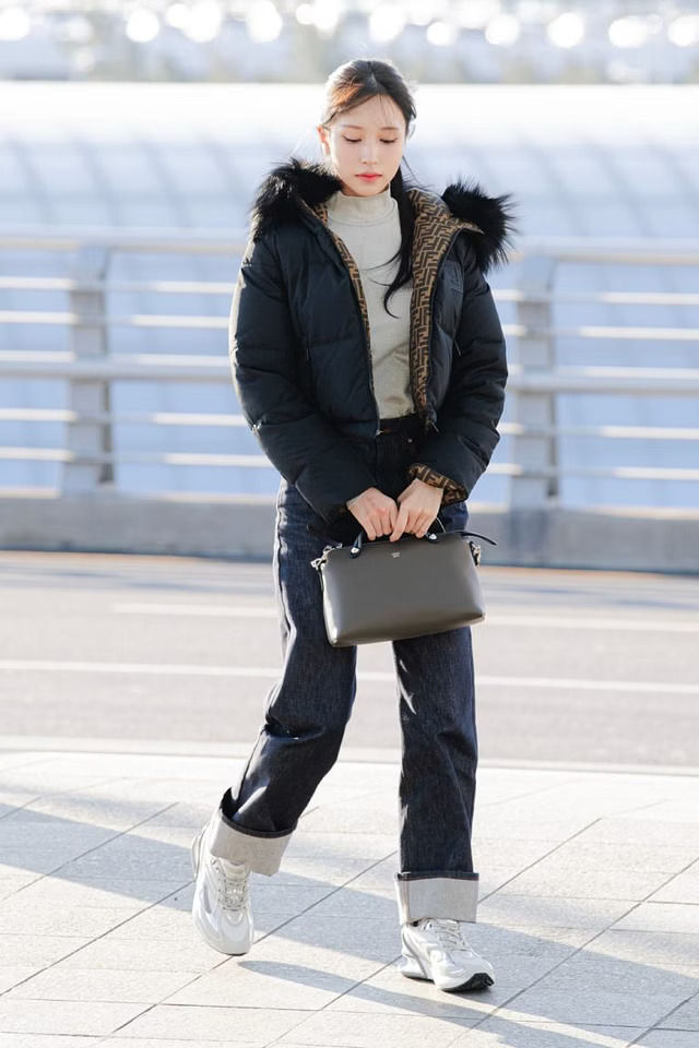 Fur-Trimmed Puffer Jacket with Turtleneck and Jeans for a Cozy Airport Look Fur-Trimmed Puffer Jacket with Turtleneck and Jeans for a Cozy Airport Look β Winter Airport Outfits