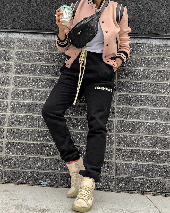 Street Style: Black Sweatpants with Pink Bomber Jacket Street Style: Black Sweatpants with Pink Bomber Jacket β Sweatpants Outfits