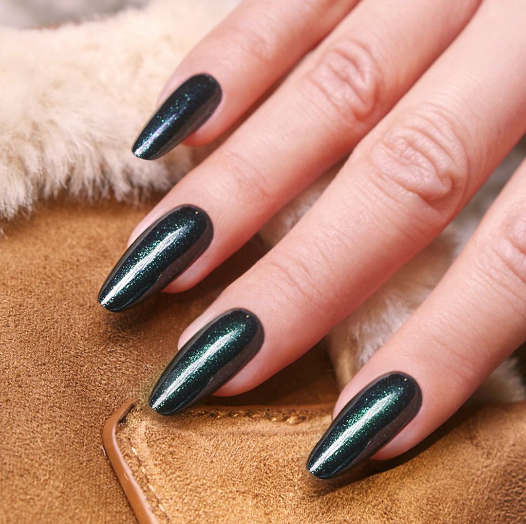 Long Stiletto Glitter Shimmer — Dark Green Winter Nails