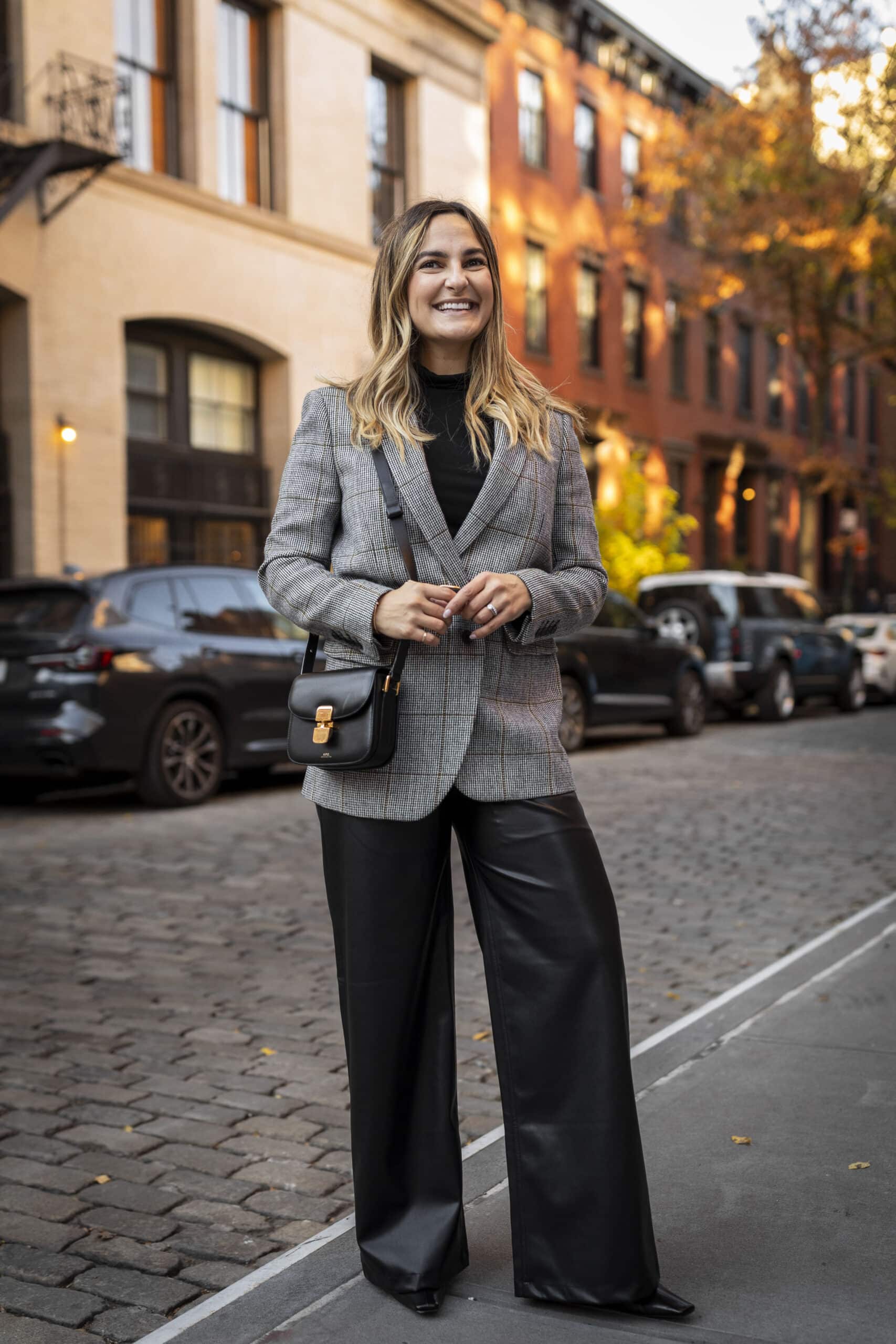 Monochromatic Black Turtleneck with Plaid Blazer and Wide-Leg Trousers Monochromatic Black Turtleneck with Plaid Blazer and Wide-Leg Trousers β Turtleneck Outfits
