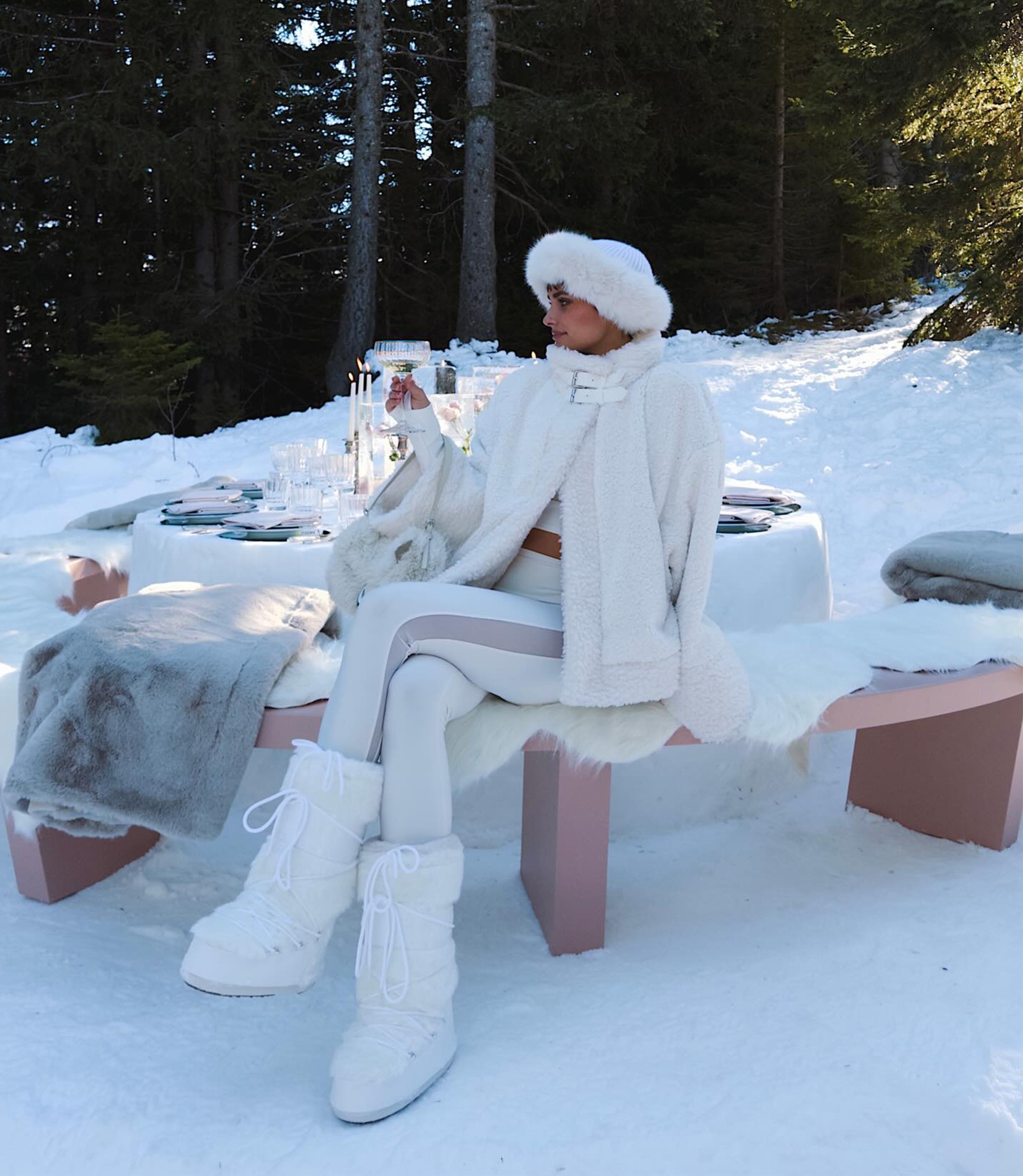 Monochromatic White Fleece Ensemble with Faux Fur Accents Monochromatic White Fleece Ensemble with Faux Fur Accents β Apres Ski Outfits
