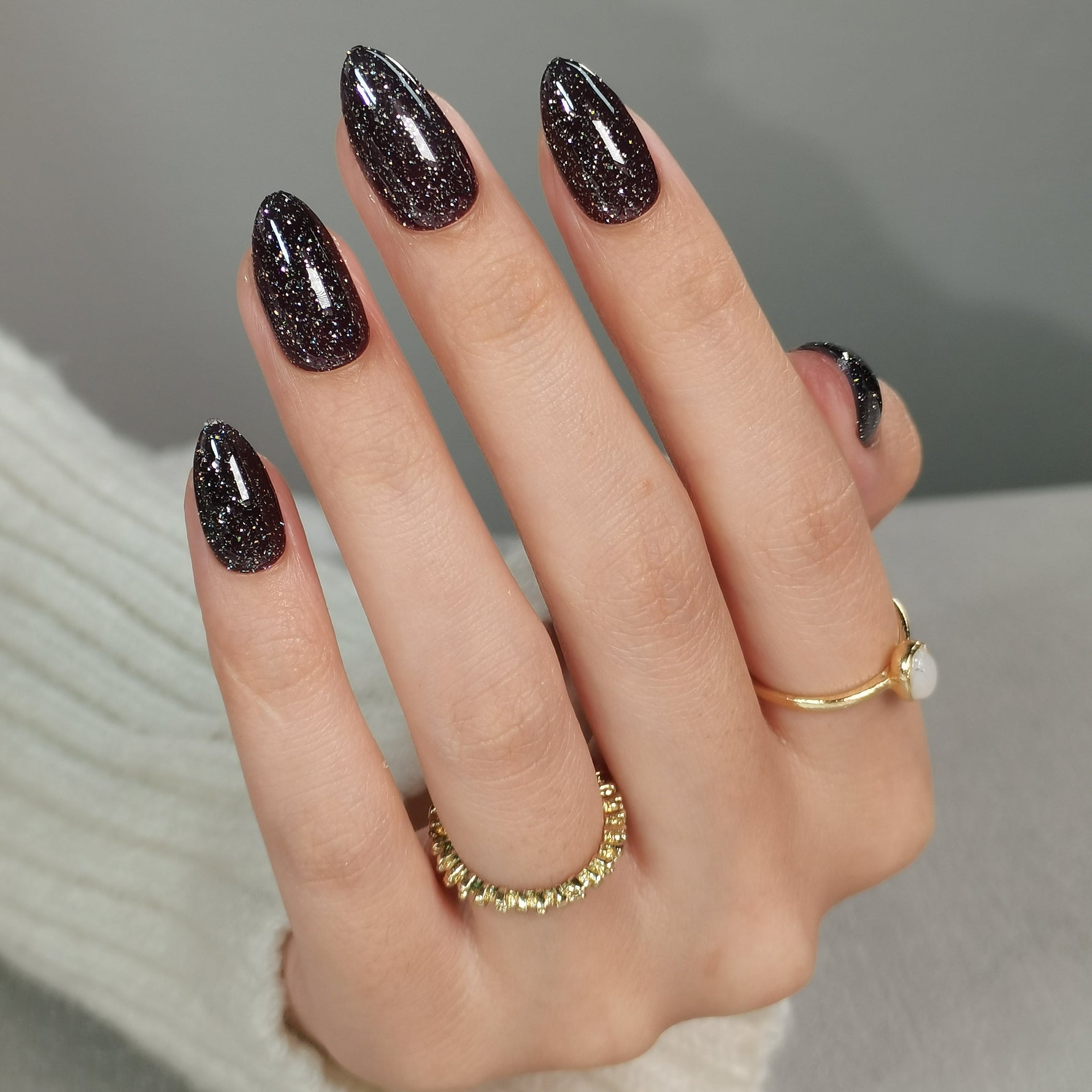 Deep Black Glitter Medium Oval Nails — New Years Press On Nails 2027
