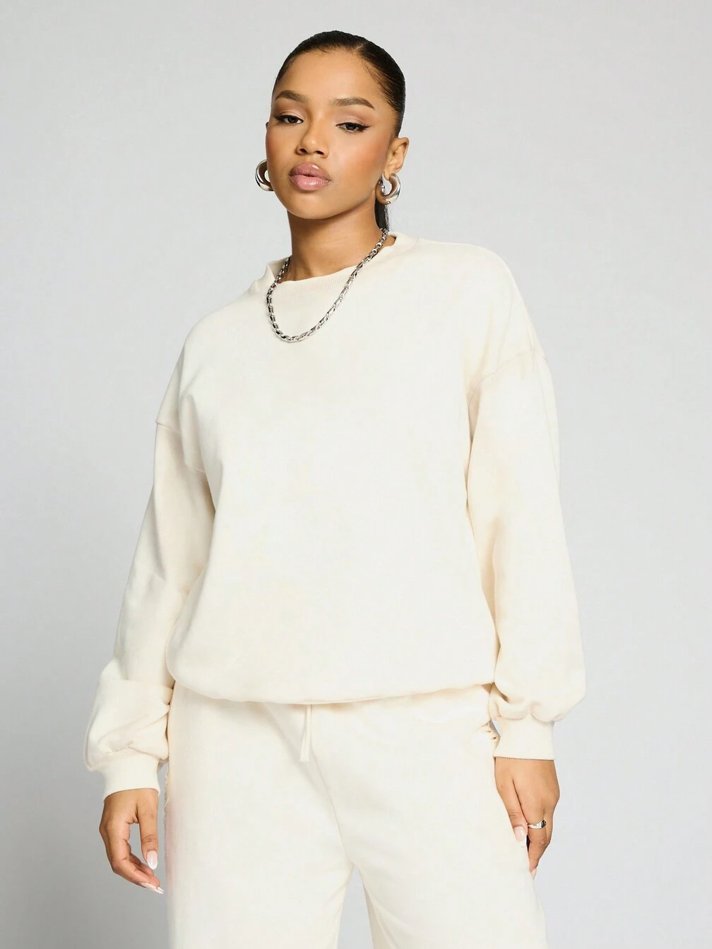 Oversized Cream Sweat Set with Minimalist Jewelry Oversized Cream Sweat Set with Minimalist Jewelry β Winter Athleisure Outfits