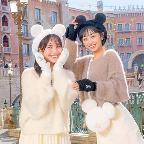 Fluffy Sweaters and Mickey Ears for a Relaxed Theme Park Day Fluffy Sweaters and Mickey Ears for a Relaxed Theme Park Day β Disney Winter Outfits