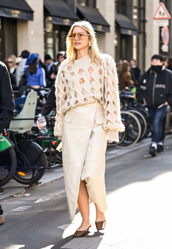 Cream Open-Knit Sweater and Faux Leather Skirt: Fashion Event Ready Cream Open-Knit Sweater and Faux Leather Skirt: Fashion Event Ready β Oversized Sweater Outfits