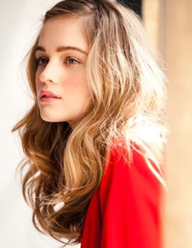 Honey Blonde Shoulder Curls With Bangs — Winter Shoulder Length Hairstyles
