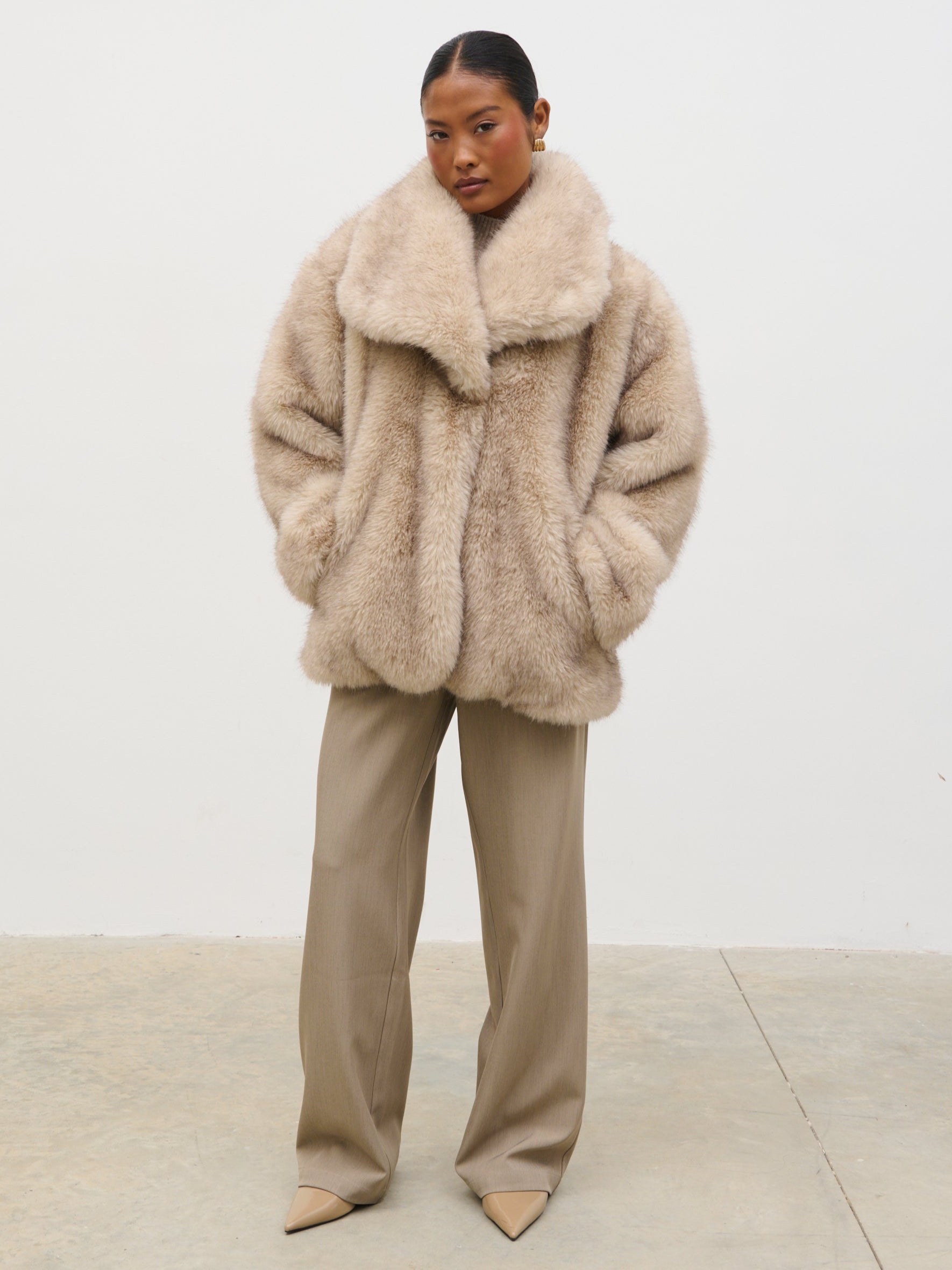 Beige Faux Fur Teddy Coat With Matching Wide-Leg Trousers Beige Faux Fur Teddy Coat With Matching Wide-Leg Trousers β Teddy Coat Outfits