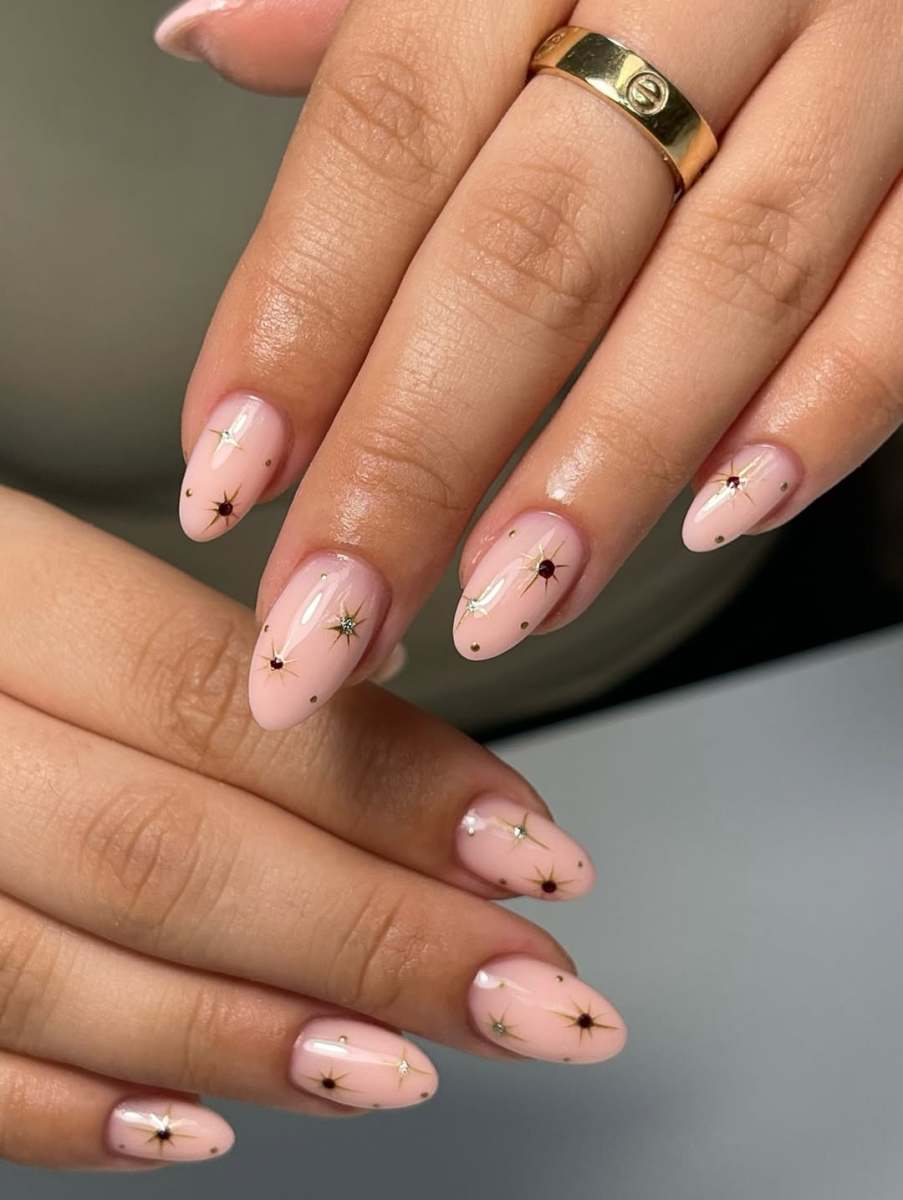 Short Oval Stars and Rhinestones Short Oval Stars and Rhinestones β Winter Almond Nails
