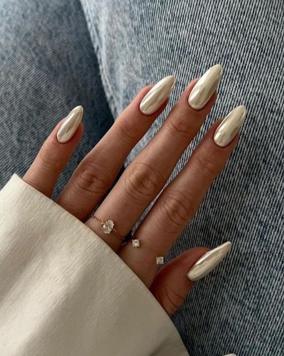 Pale Ivory Chrome Almond Nails Pale Ivory Chrome Almond Nails β Winter Chrome Nails