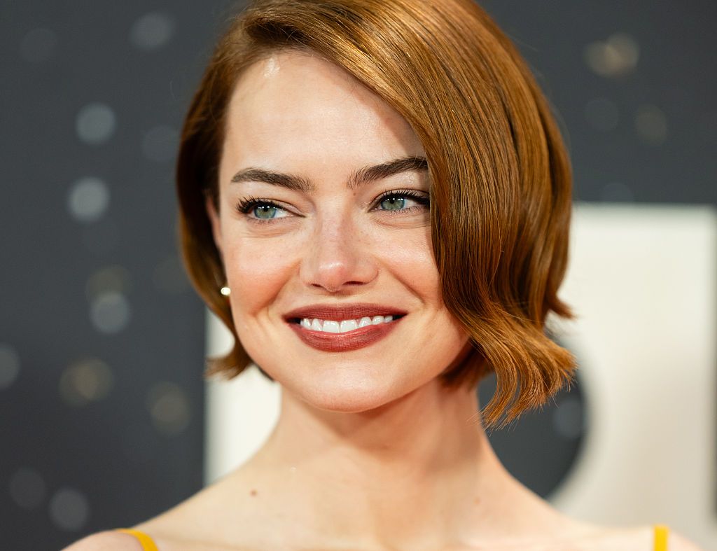 Wavy Bob Warm Brown Highlights — Winter Hair Colors for Short Hair