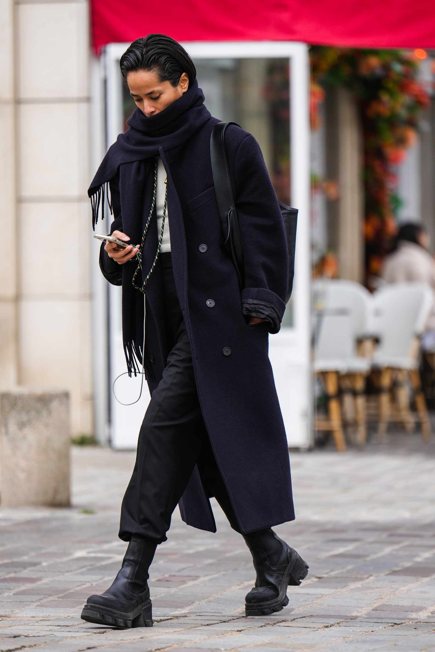 Monochromatic Layers with Chunky Black Chelsea Boots Monochromatic Layers with Chunky Black Chelsea Boots β Chelsea Boots Outfits