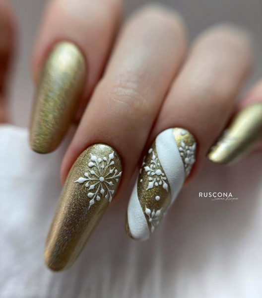 Long Oval Gold with 3D Snowflakes Long Oval Gold with 3D Snowflakes β Christmas Oval Nails 2026