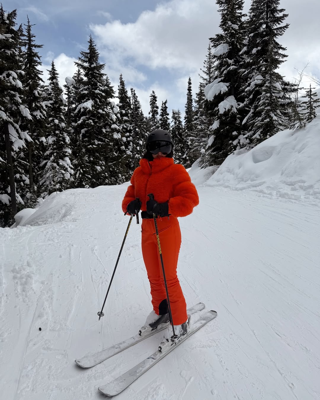 Vibrant Orange Ski Suit for Ultimate Winter Sports Style Vibrant Orange Ski Suit for Ultimate Winter Sports Style β Scandinavian Winter Outfits