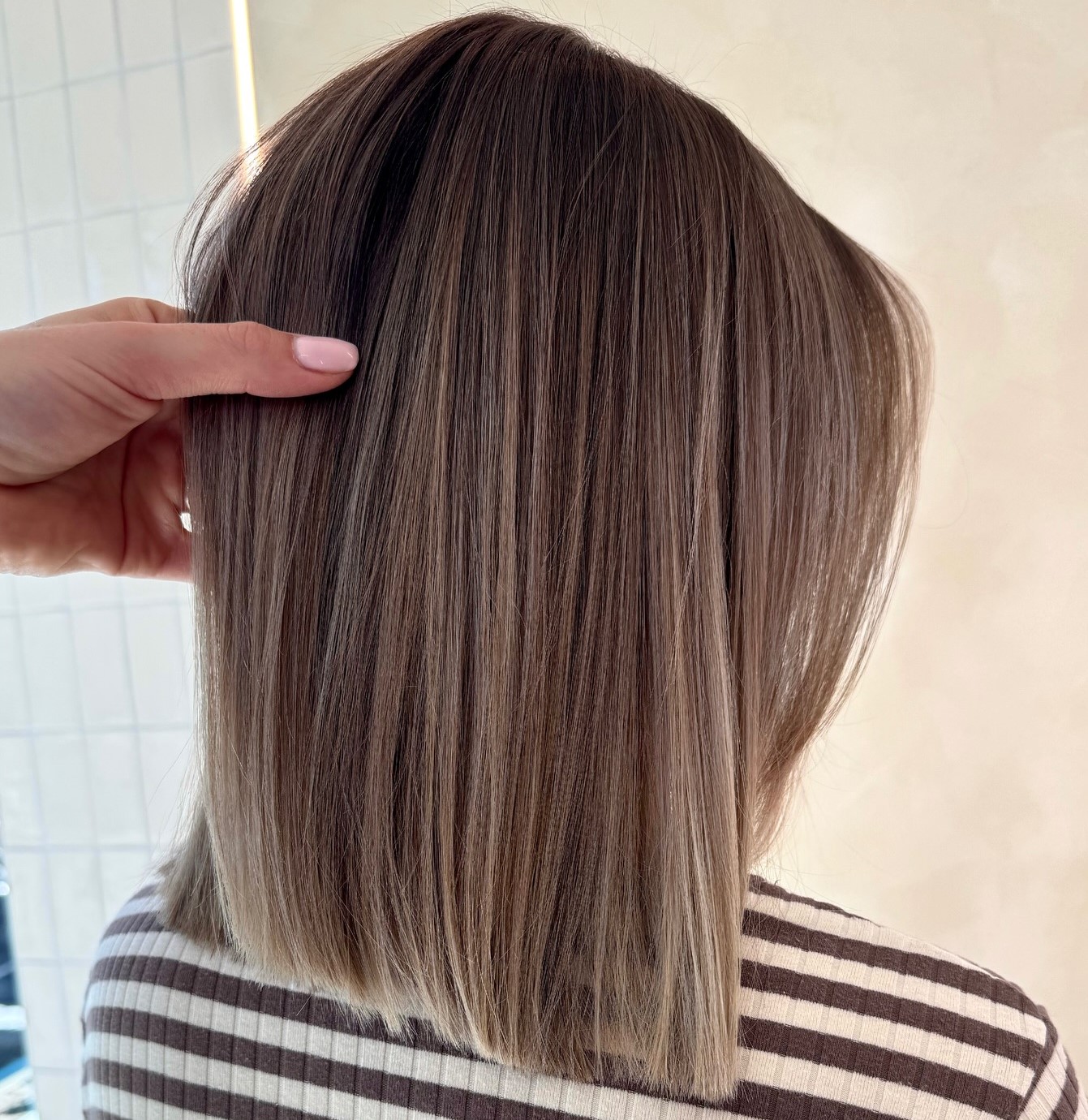 Collarbone Bob With Subtle Lighter Ends Collarbone Bob With Subtle Lighter Ends β Mushroom Brown Hair