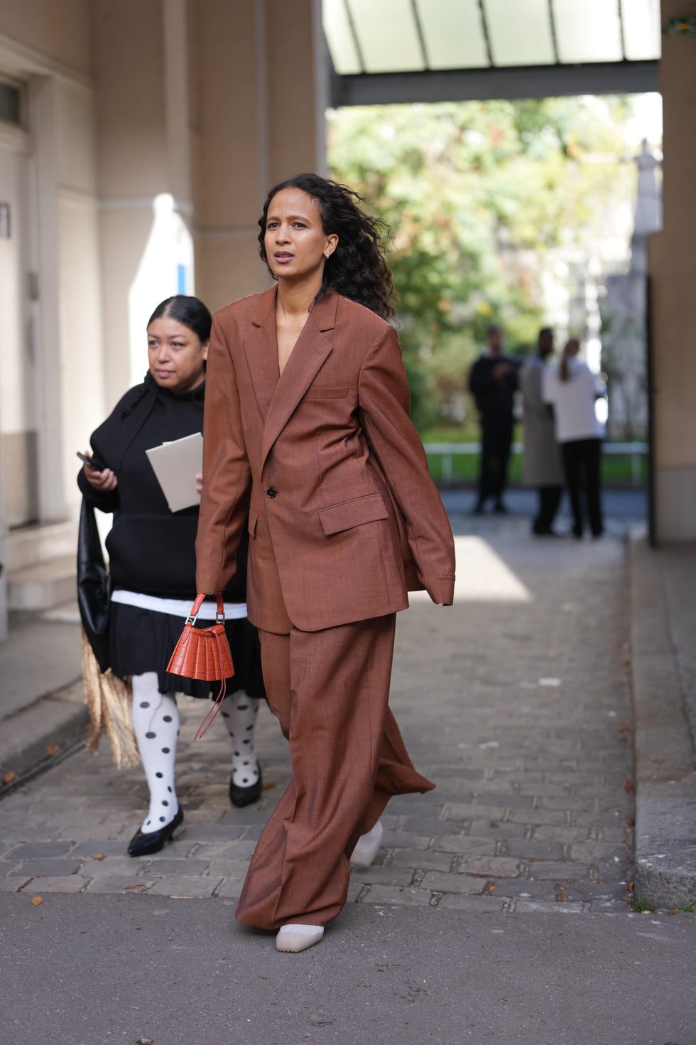 Oversized Brown Suit with Wide-Leg Trousers — Winter Wedding Guest Outfits