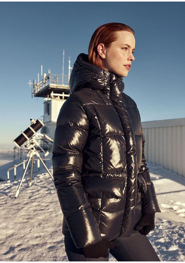 Shiny Black Puffer Jacket with Grey Leggings and Gloves — Winter Puffer Jacket Outfits