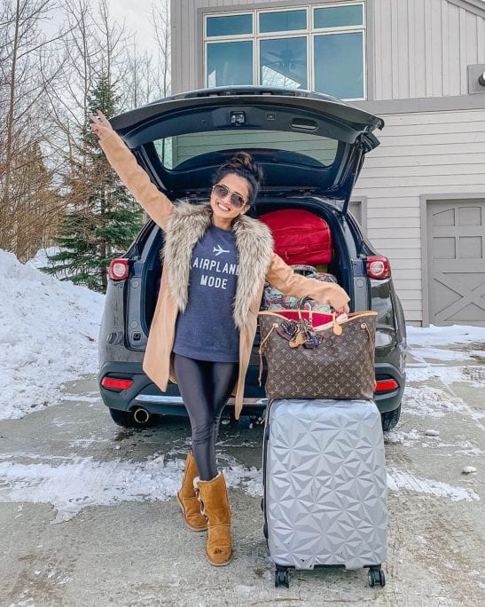 Travel Ready: Dark Grey Leggings with Fur Collar Jacket and Ugg-Style Boots Travel Ready: Dark Grey Leggings with Fur Collar Jacket and Ugg-Style Boots β Winter Outfits with Leggings