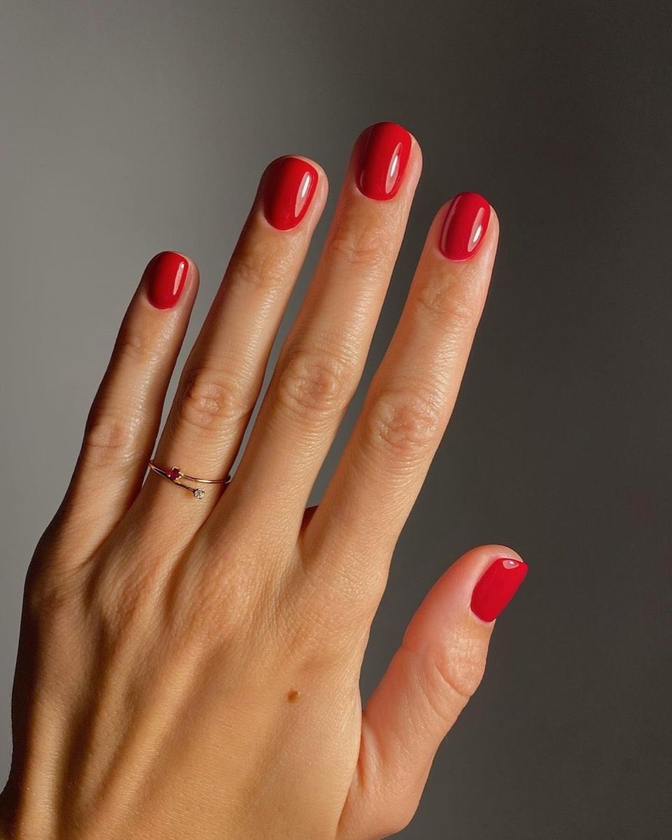 Classic Glossy Bright Red Short Round Nails — Red Christmas Nails 2026