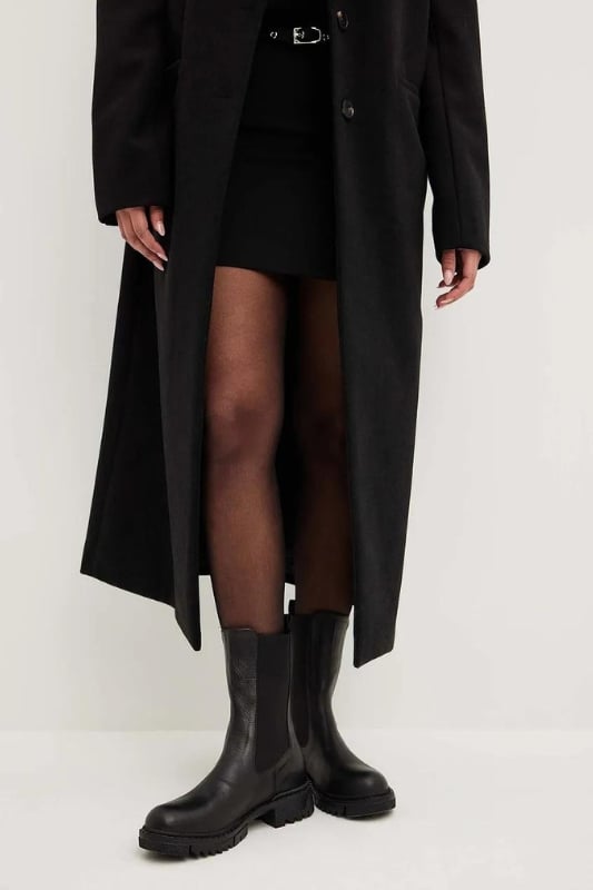 Monochromatic Chic: All-Black Mini Skirt and Lug Sole Chelsea Boots Monochromatic Chic: All-Black Mini Skirt and Lug Sole Chelsea Boots β Ankle Boots Outfits