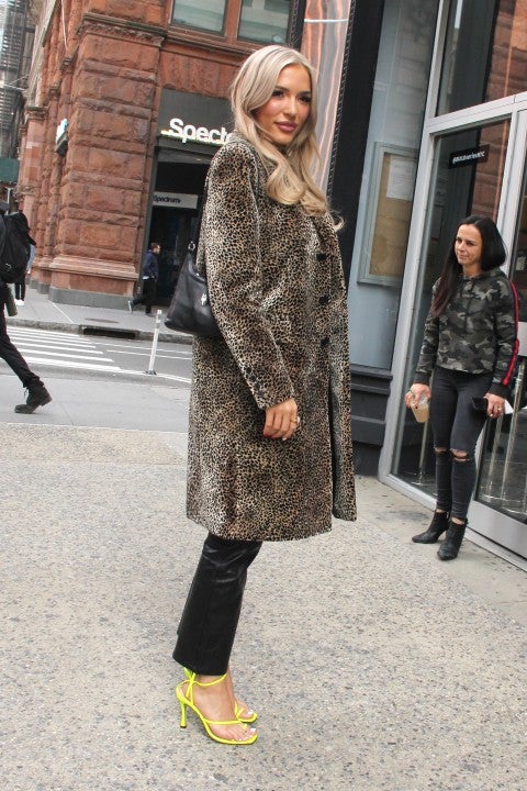 Mid-Length Leopard Print Coat With Black Trousers And Yellow Sandals Mid-Length Leopard Print Coat With Black Trousers And Yellow Sandals β Leopard Coat Outfits