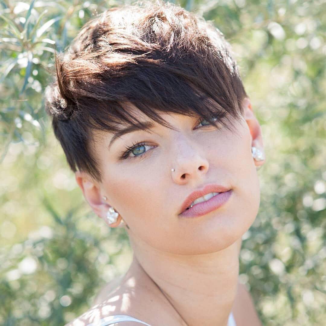 темно-русый Visual Idea — Winter Hairstyles for Short Hair