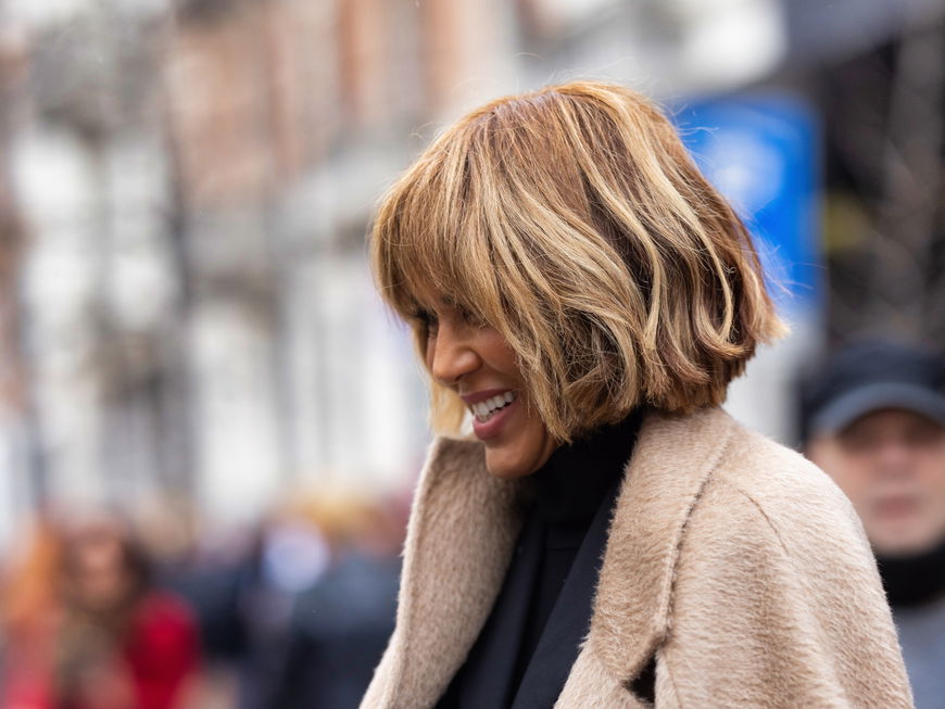 Honey Blonde With Darker Roots Visual Idea Honey Blonde With Darker Roots Visual Idea β Winter Natural Hairstyles